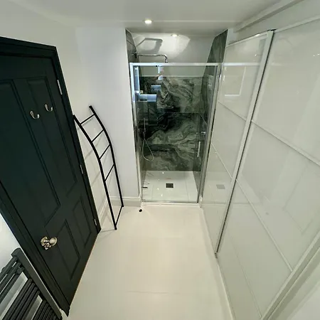 Romeo'S Arch High End Luxury In Centre Of Stratford With Parking Apartment Exterior photo